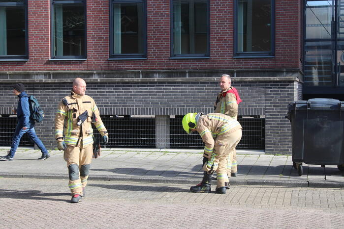 Brandweer verwijder loshangend geveldeel