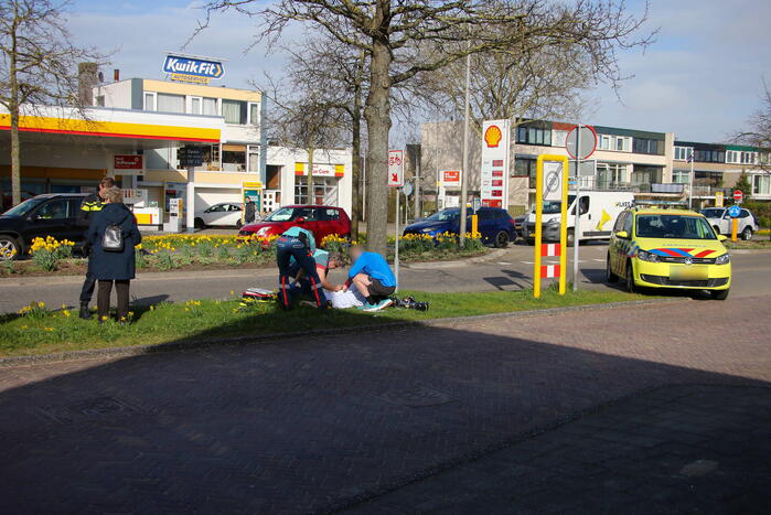 Jongen geschept door auto