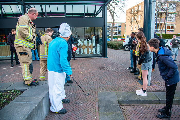 Jarige brandweerman verrast met melding op dak snackbar