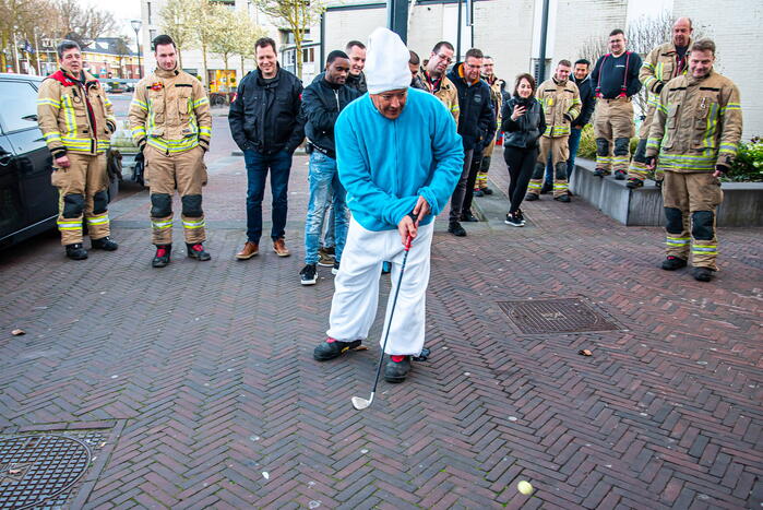 Jarige brandweerman verrast met melding op dak snackbar