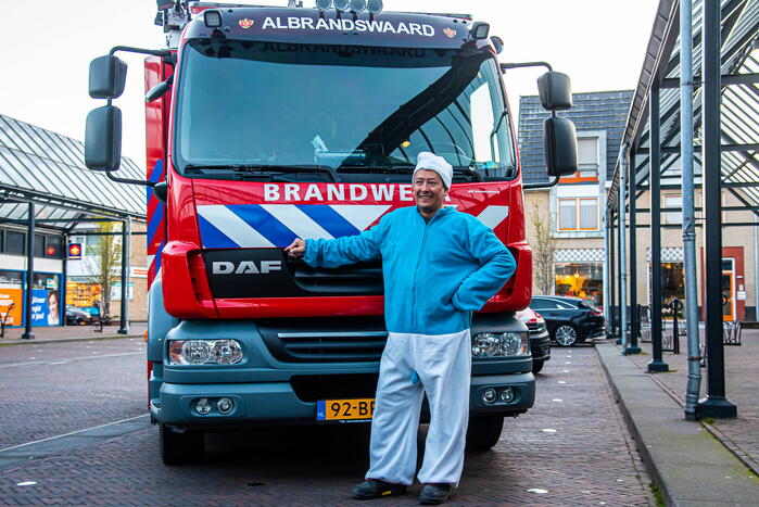 Jarige brandweerman verrast met melding op dak snackbar