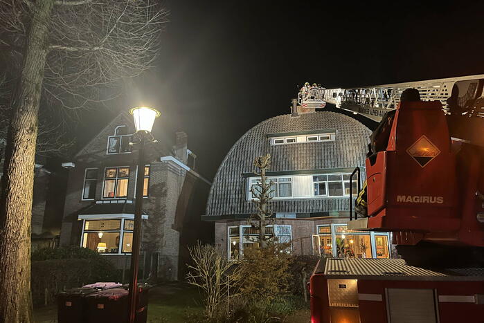 Brand in schoorsteen van woning