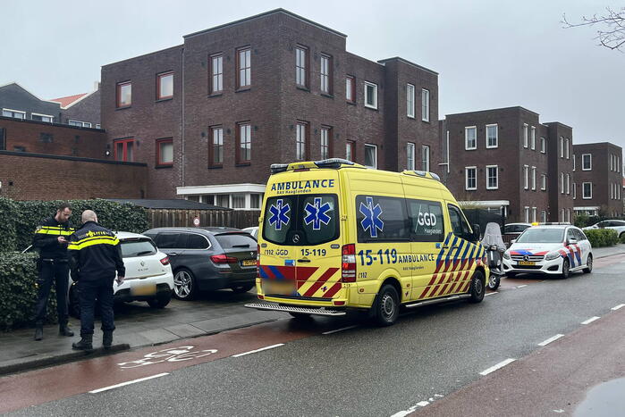 Automobilist en scooterrijder in botsing