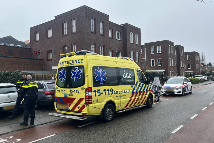 Automobilist en scooterrijder in botsing