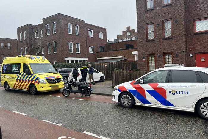 Automobilist en scooterrijder in botsing