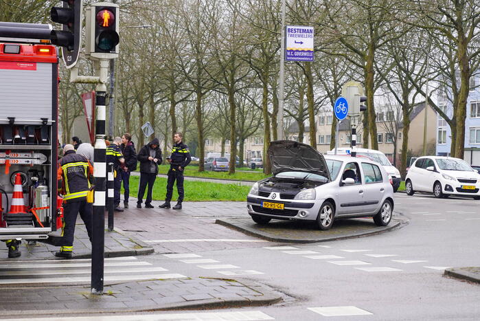 Brandweer controleert auto op brand