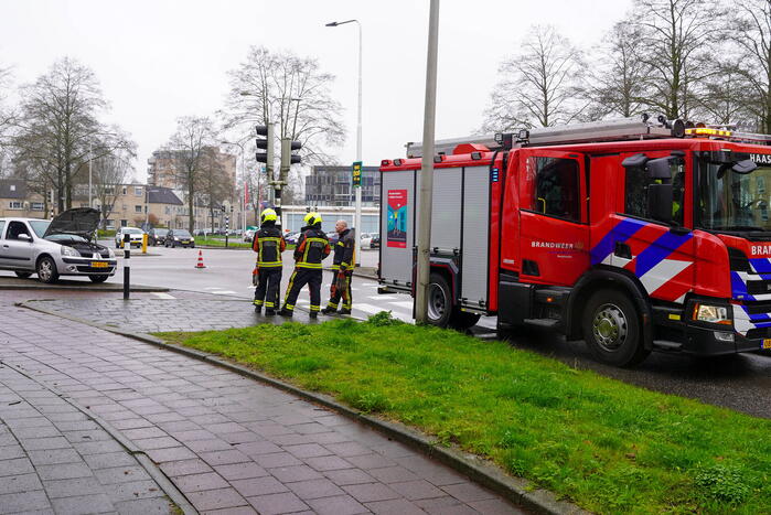 Brandweer controleert auto op brand