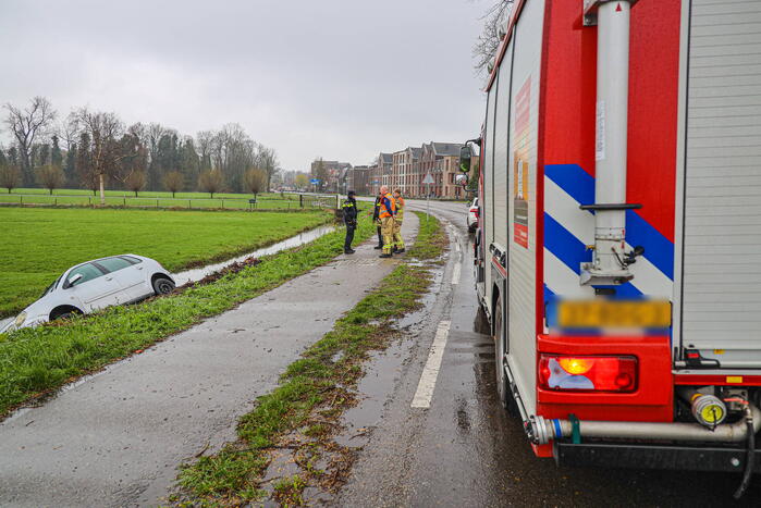 Automobilist eindigt met auto te water