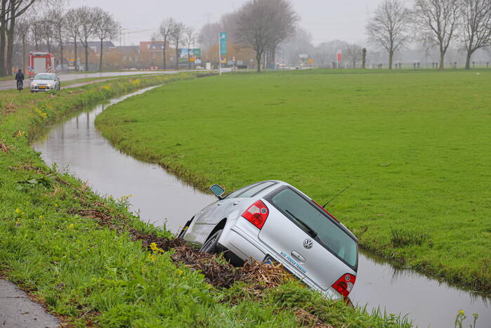 Automobilist eindigt met auto te water