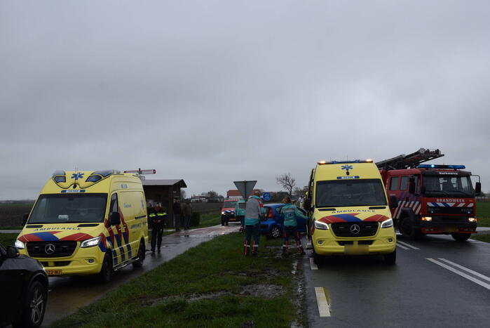 Gewonden bij flinke botsing op kruising