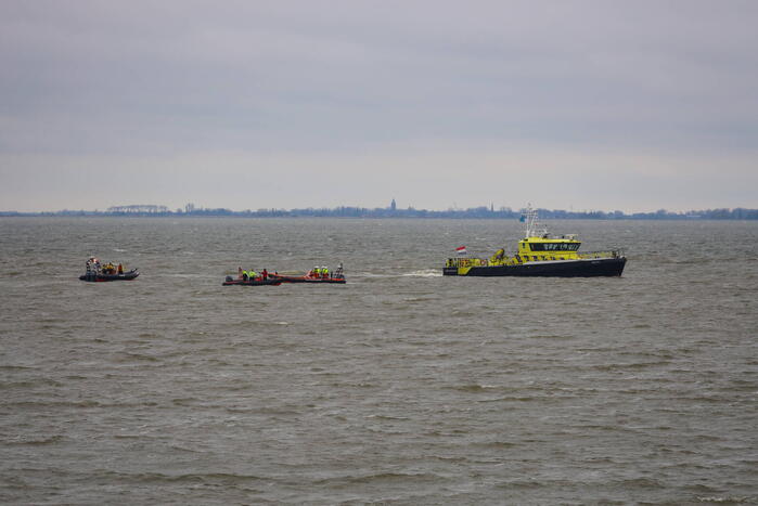 Twee personen te water geraakt IJmeer