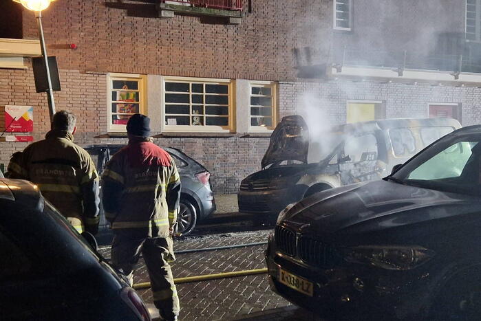 Drie voertuigen door brand verwoest