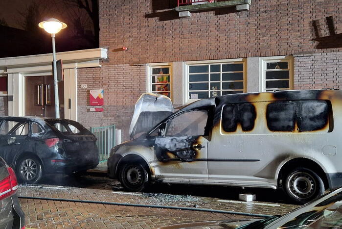 Drie voertuigen door brand verwoest