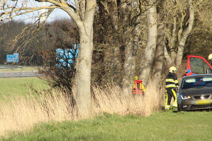 Automobilist raakt van de weg belandt in sloot