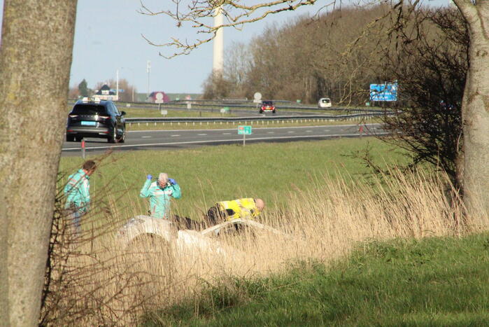 Automobilist raakt van de weg belandt in sloot