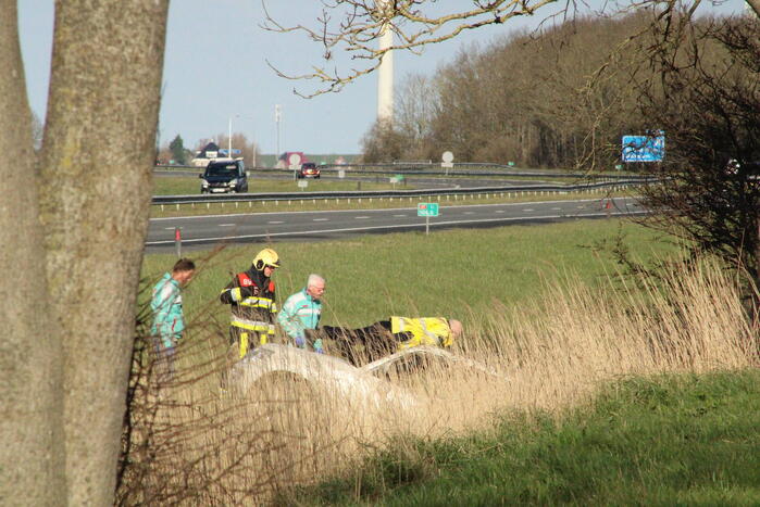 Automobilist raakt van de weg belandt in sloot