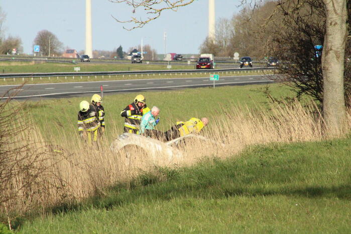 Automobilist raakt van de weg belandt in sloot