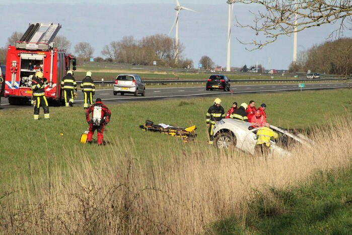 Automobilist raakt van de weg belandt in sloot