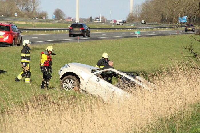 Automobilist raakt van de weg belandt in sloot