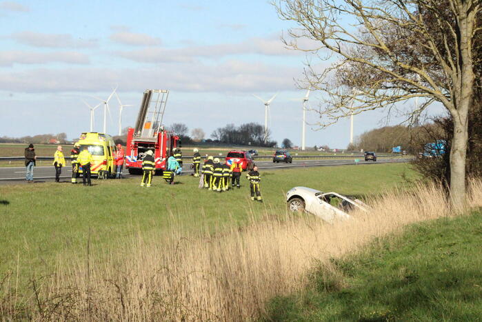 Automobilist raakt van de weg belandt in sloot