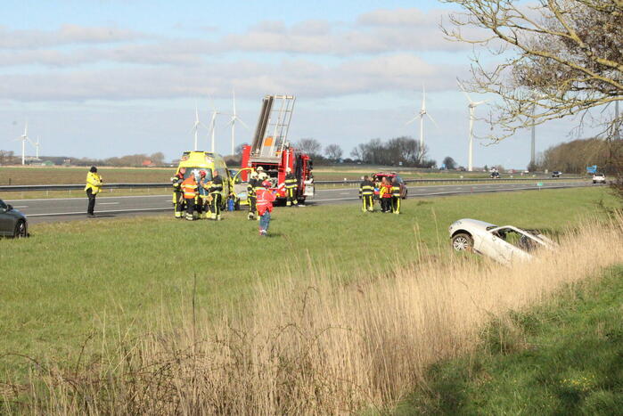 Automobilist raakt van de weg belandt in sloot