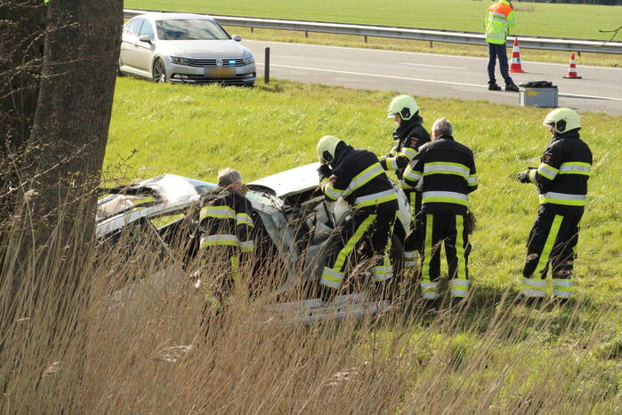 Automobilist raakt van de weg belandt in sloot