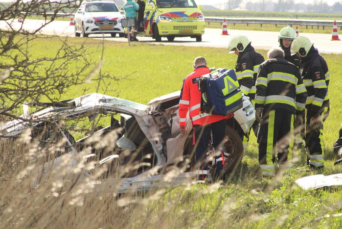 Automobilist raakt van de weg belandt in sloot