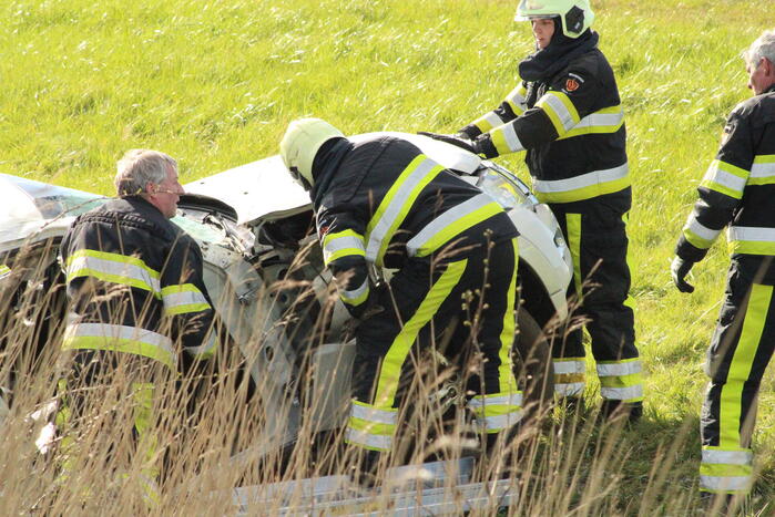 Automobilist raakt van de weg belandt in sloot