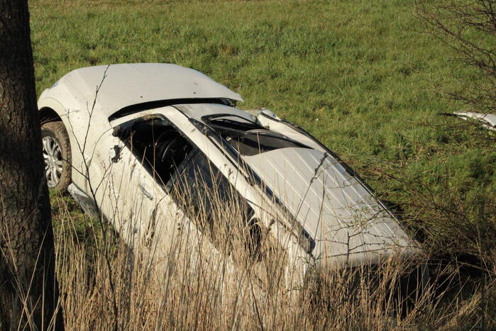 Automobilist raakt van de weg belandt in sloot