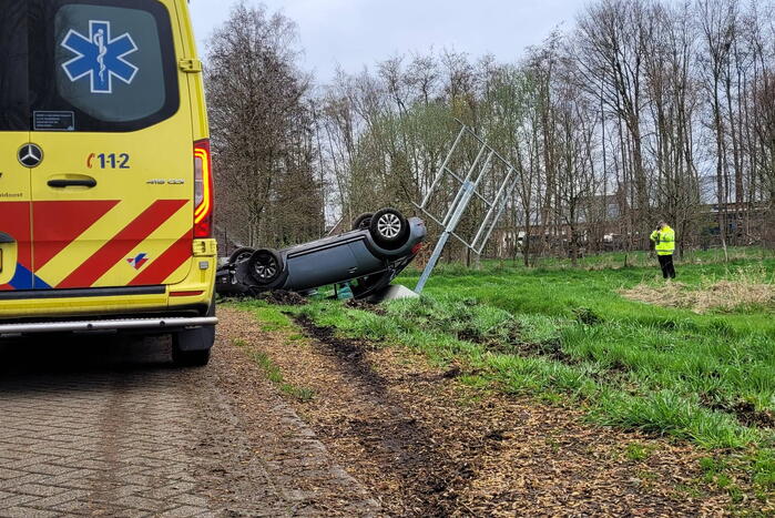 Automobilist slaat over de kop