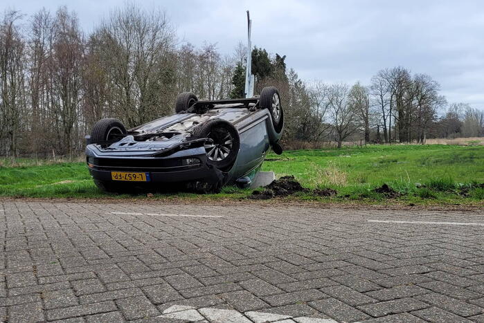 Automobilist slaat over de kop