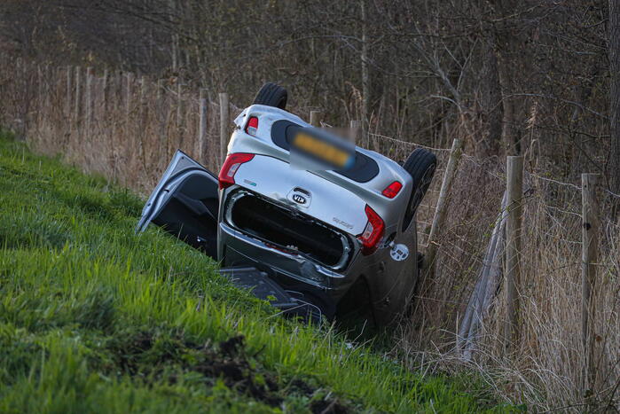 Automobilist eindig met de auto op de kop