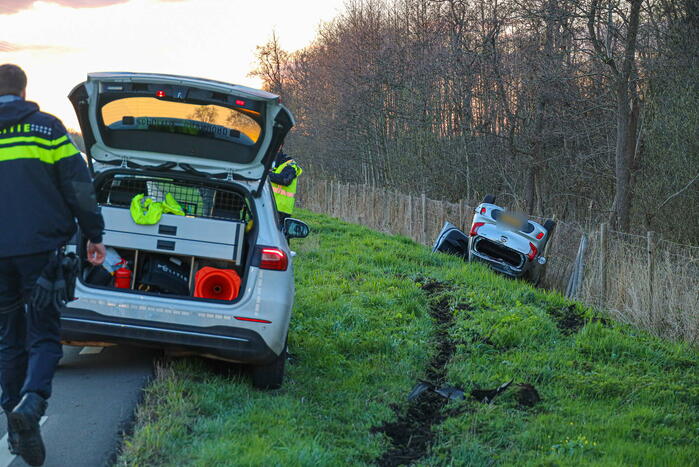Automobilist eindig met de auto op de kop