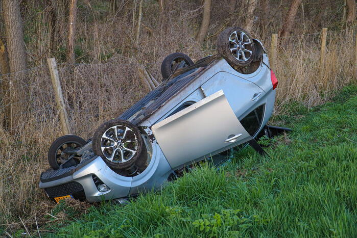 Automobilist eindig met de auto op de kop
