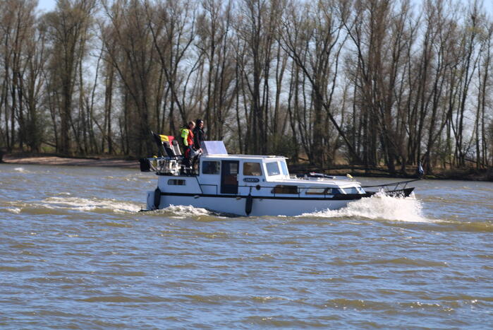 KNRM sleept plezierjacht af