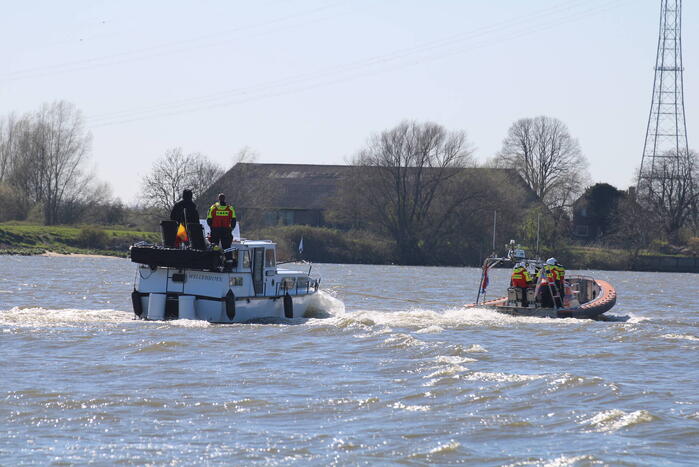 KNRM sleept plezierjacht af