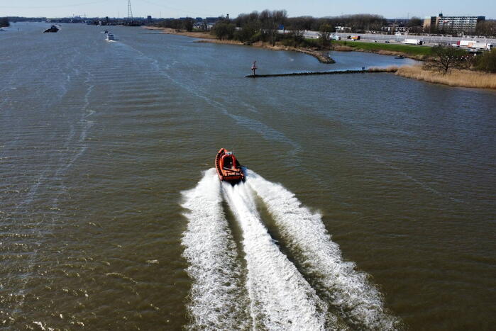 KNRM sleept plezierjacht af