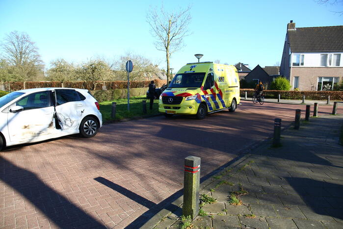 Veel schade bij ongeval tussen personenauto's