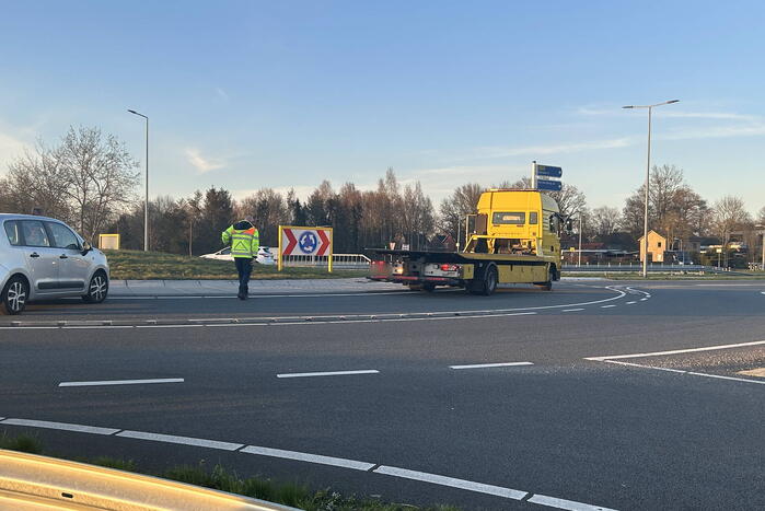 Auto belandt voor vrachtwagen