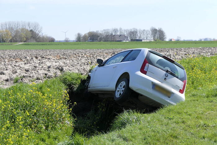 Automobiliste raakt van de weg belandt in greppel