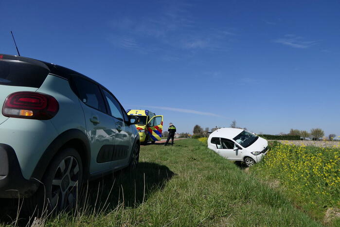 Automobiliste raakt van de weg belandt in greppel