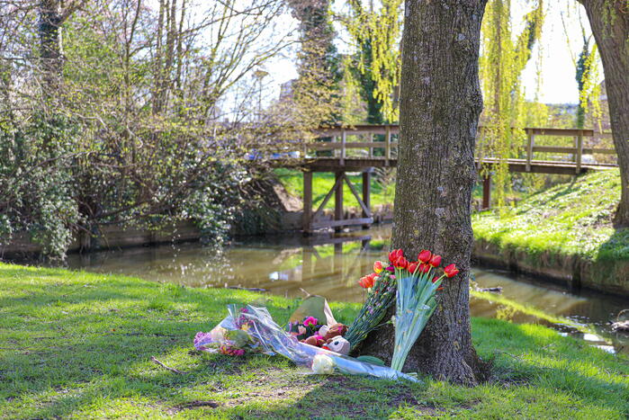 Eerste bloemen voor overleden 2-jarige jongen