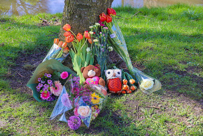 Eerste bloemen voor overleden 2-jarige jongen