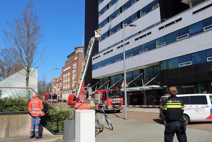 Glazenwasser gered uit vastzittend bakje aan gevel