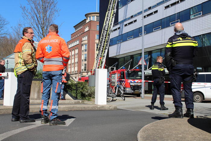 Glazenwasser gered uit vastzittend bakje aan gevel