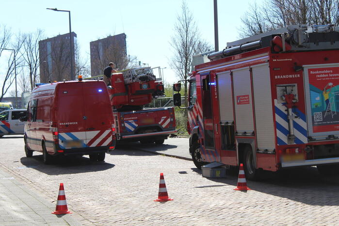Glazenwasser gered uit vastzittend bakje aan gevel
