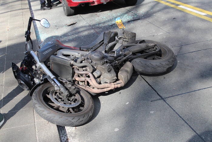 Motorrijder gewond bij botsing met auto