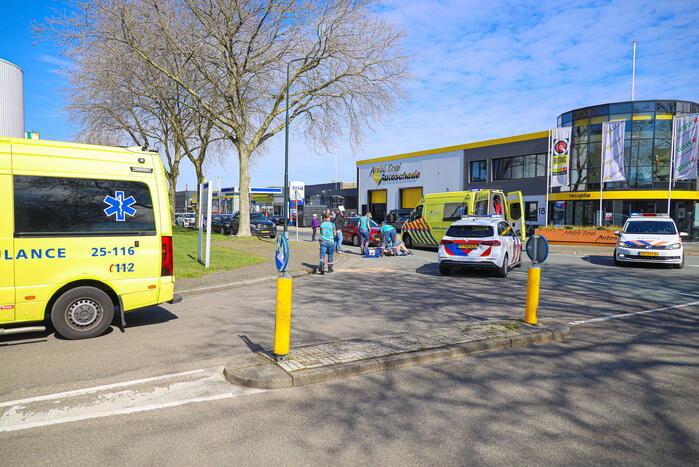 Motorrijder botst in zijkant van personenwagen