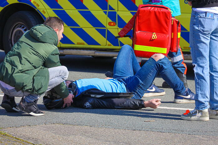 Motorrijder botst in zijkant van personenwagen