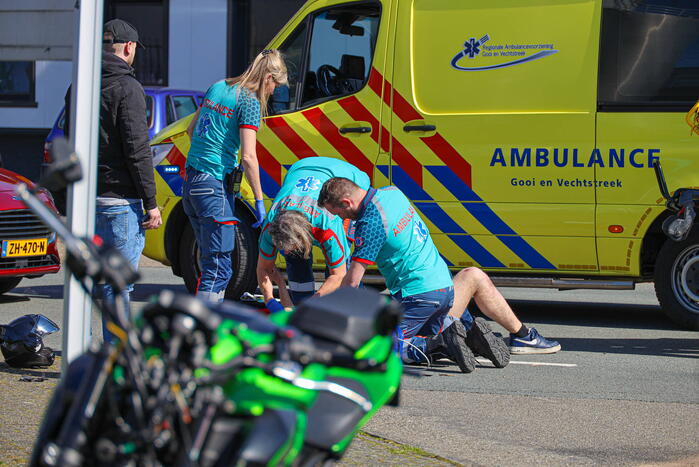 Motorrijder botst in zijkant van personenwagen